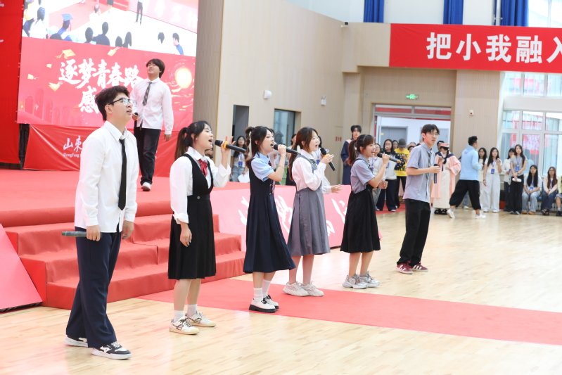 毕业典礼暨学位授予仪式正式拉开帷幕